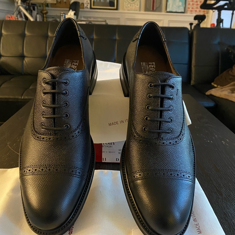 Salvatore Ferragamo, men’s size 11D, Toby pebble calf, Nero trim